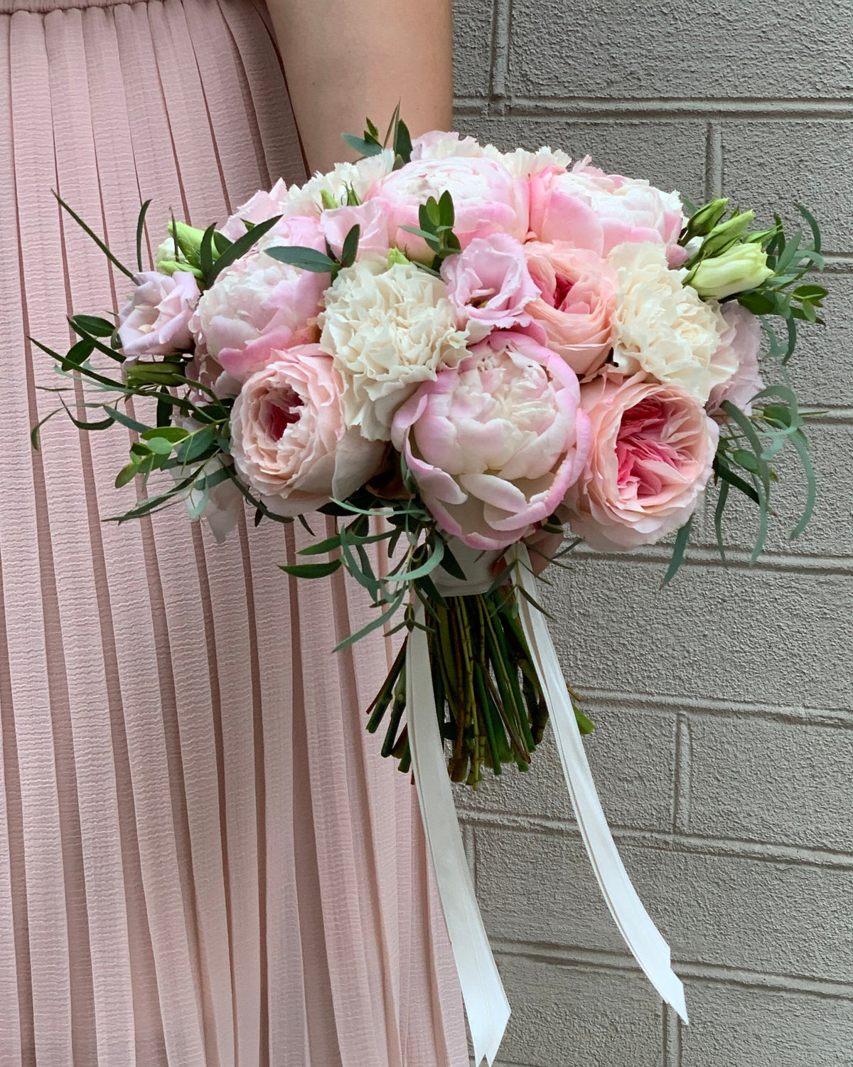 Ramo de novia rosado delicado con peonías y rosas con rosas ecuatorianas