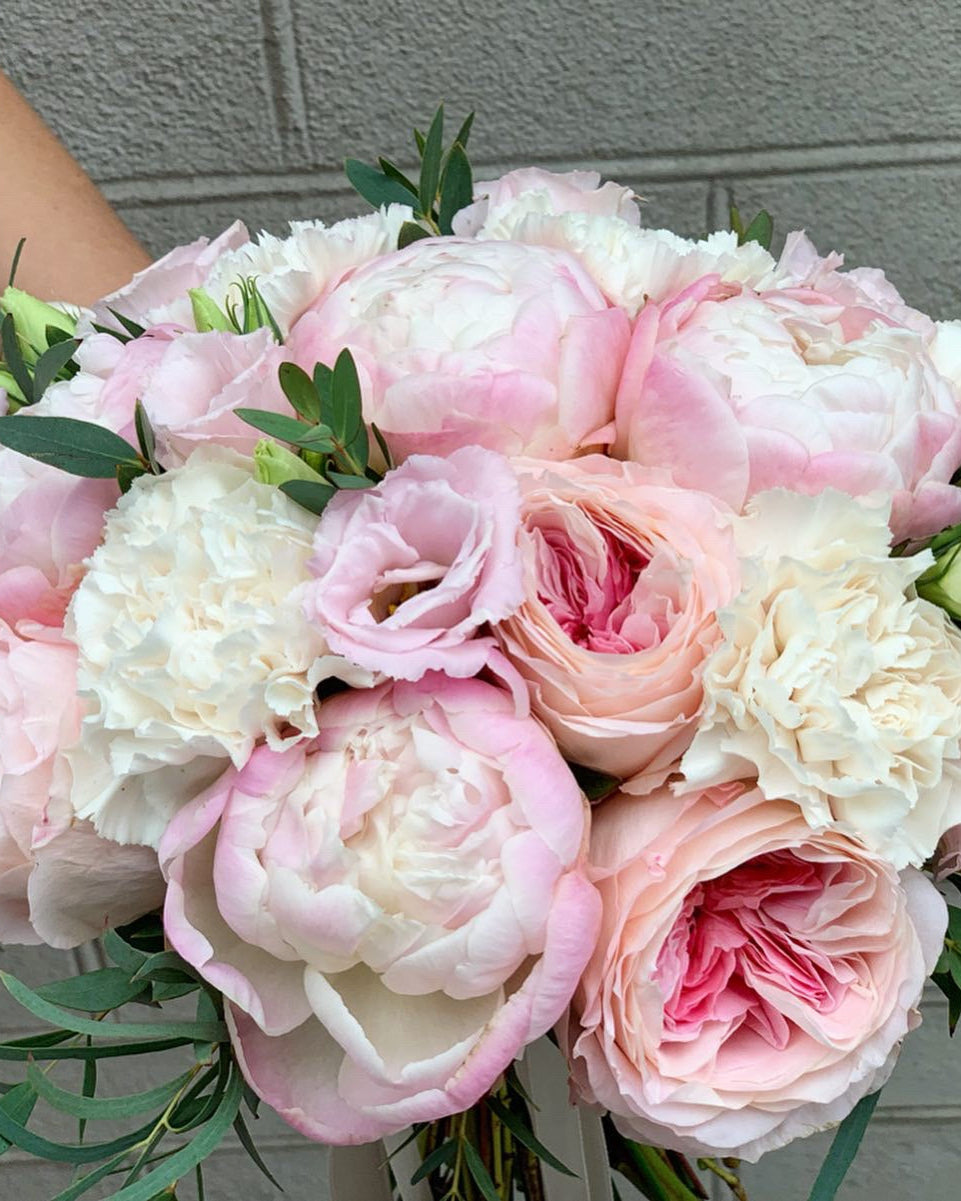 Ramo de novia rosado delicado con peonías y rosas con rosas ecuatorianas