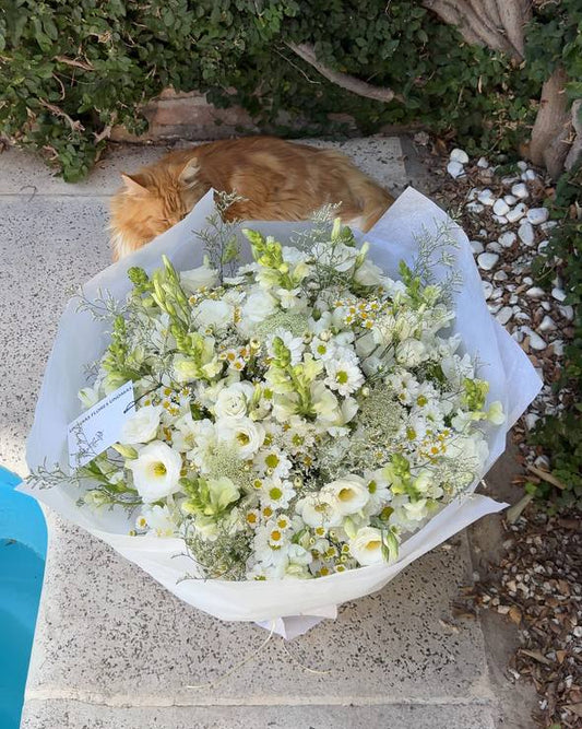 Букет микс летний полевой с ромашковой хризантемой и лизиантусом под ленту