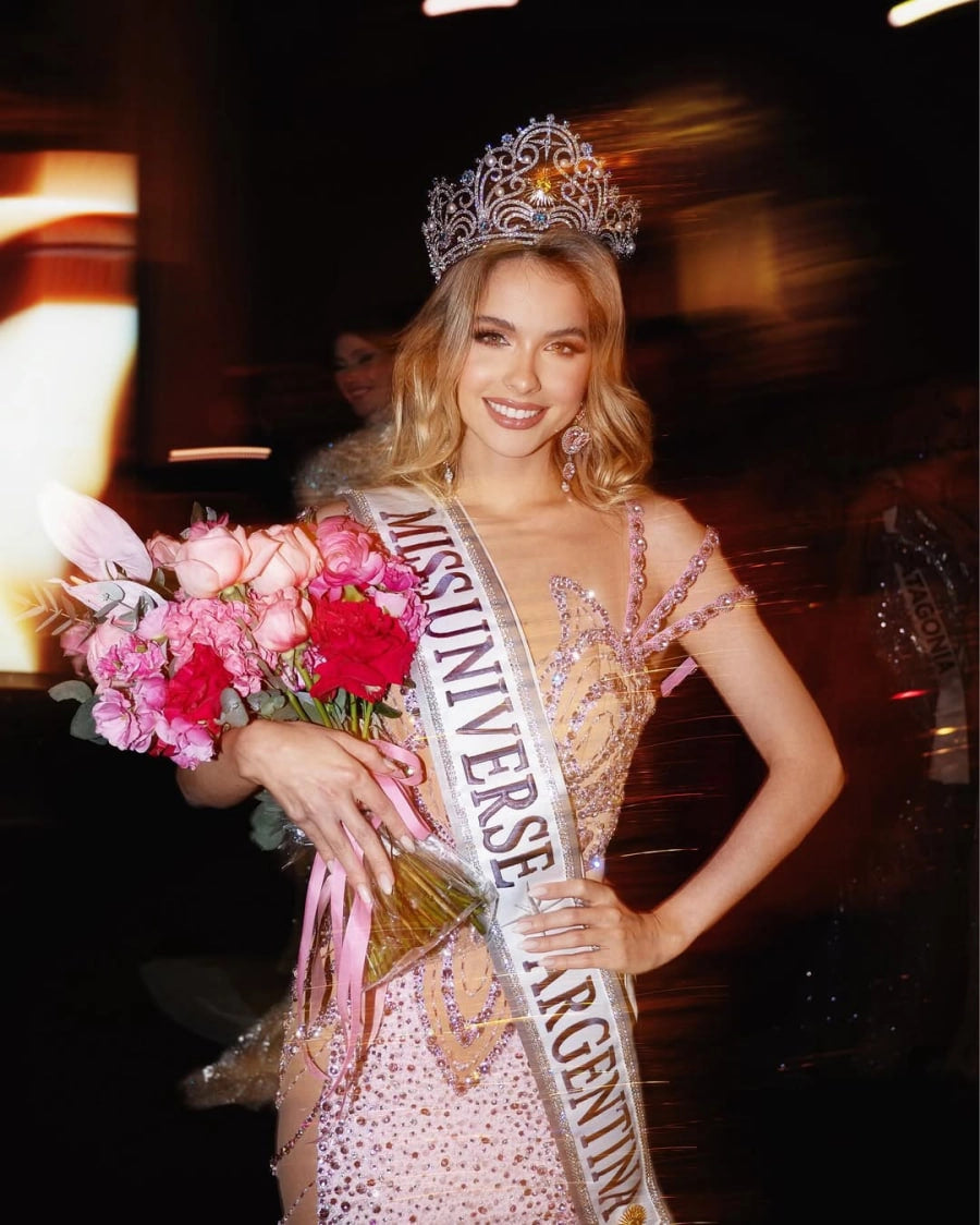 Aldana Masset, Miss Universo Argentina 2025, con un ramo de Unomas Flores