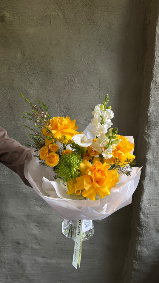 Ramo de primavera amarillo y blanco con rosas, calas y flores de estación