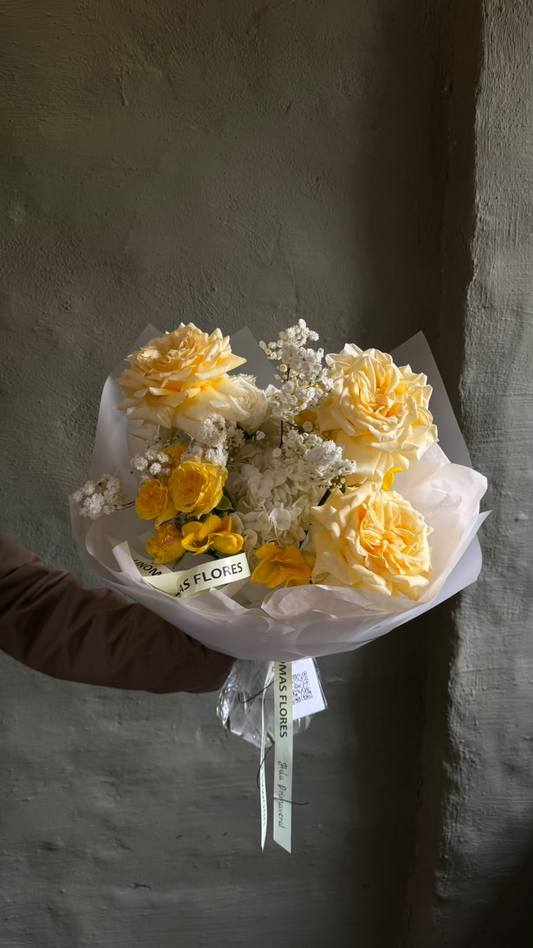 Ramo de primavera en tonos crema y amarillo con rosas y flores blancas